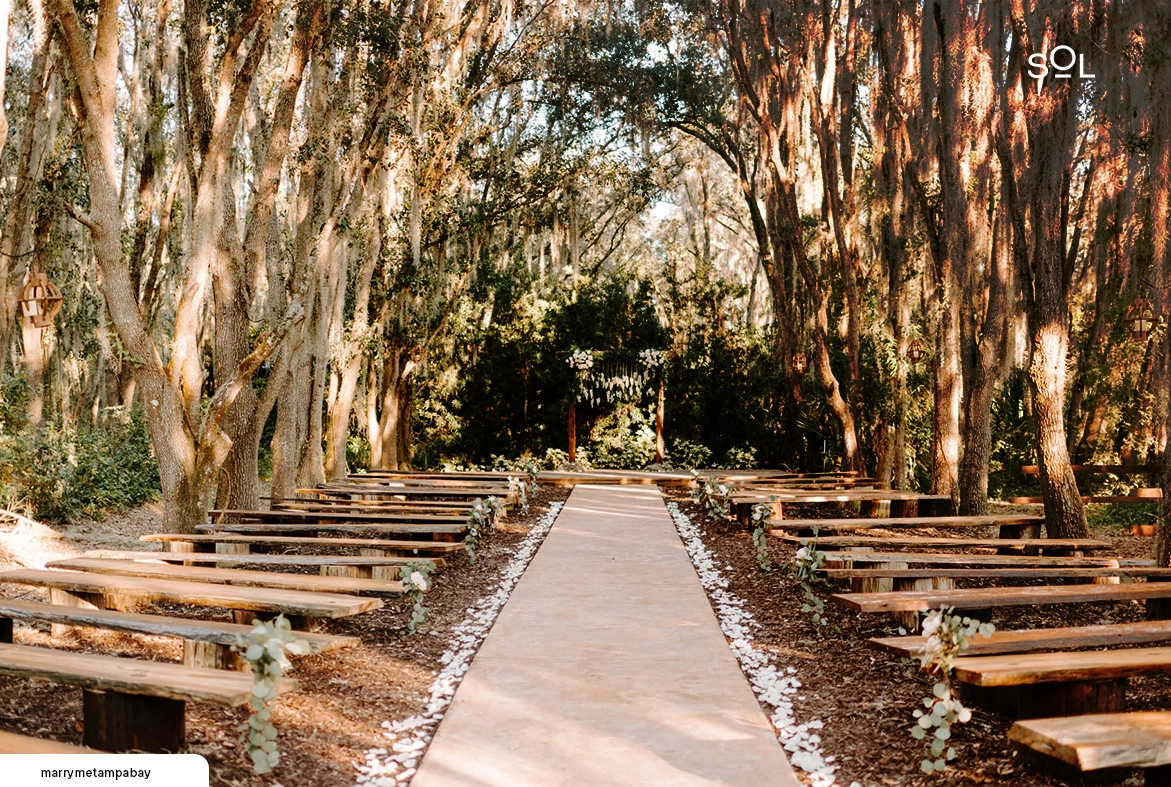 Rustic wood slices as centerpieces - outdoor wedding table decor