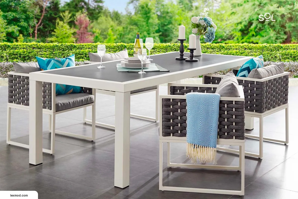 Does aluminum patio furniture get hot?